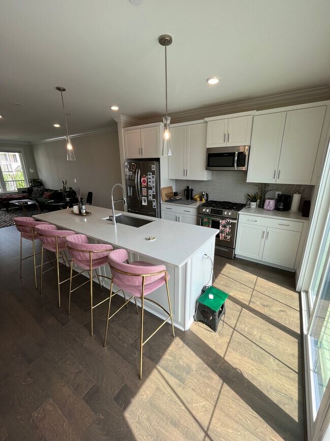 Foto del edificio - Stunning 2BD*, 3.5BA Raleigh Townhome with Bonus Office/Den on First Floor and 2-Car Attached Garage