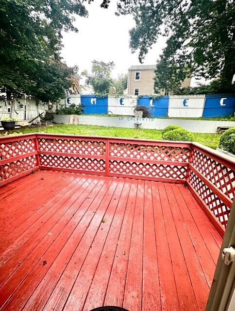 Building Photo - 2 Oak St