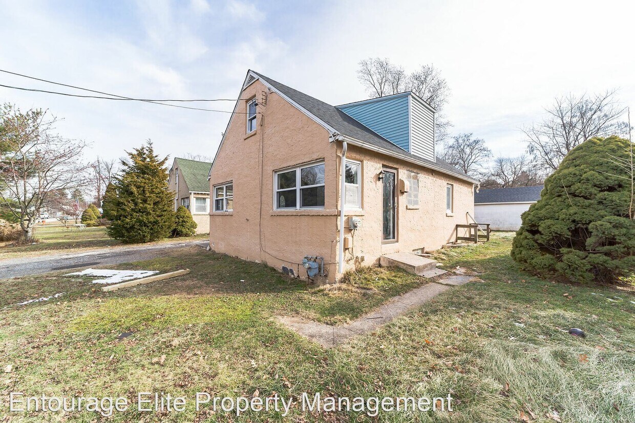 Primary Photo - 4 br, 2.5 bath House - 443 W. Church Rd