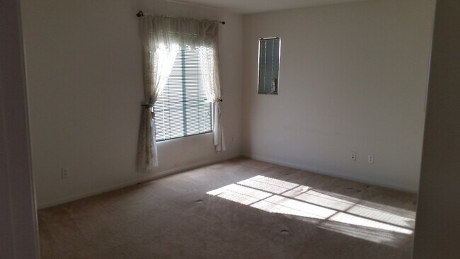 Foto del edificio - Wonderful 5 Bedroom 3 Bathrooms home in Ch...