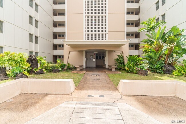 Foto del edificio - Upgraded 2BR 1BA 1PARKING near Waikiki & UH Manoa! Dishwasher & Washer/Dryer In Unit!