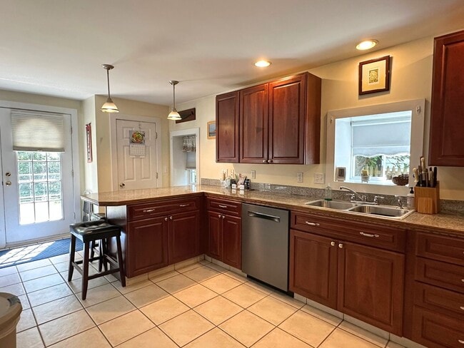 Building Photo - Winter Rental: Available Now-June 30th