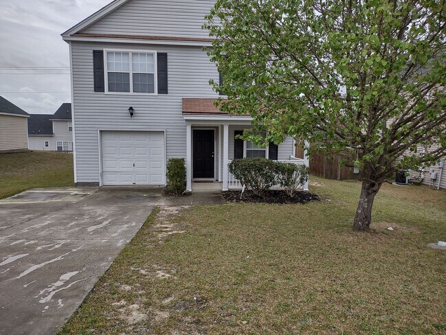 Building Photo - GREAT Four Bedroom Home Located in the Sum...