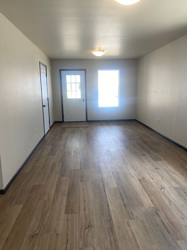 Foto del edificio - 5 BED | 2 BATH | DOUBLE GARAGE | BRAND-NEW...