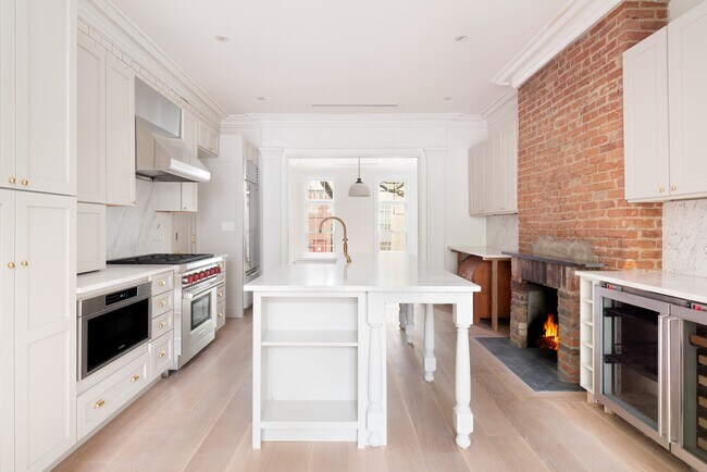 Building Photo - Newly Renovated 1840 s DUMBO Townhouse