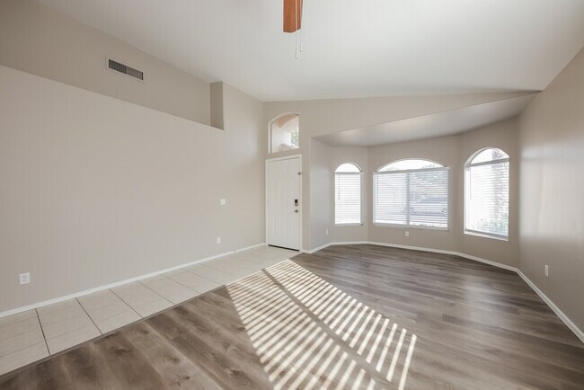 Foto del edificio - 8373 W Troy St