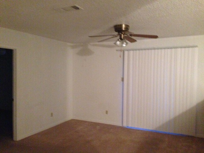 Foto del edificio - A FOURPLEX ON THE SHUTTLE ROUTE WITH PRIVACY FENCED YARD!!!