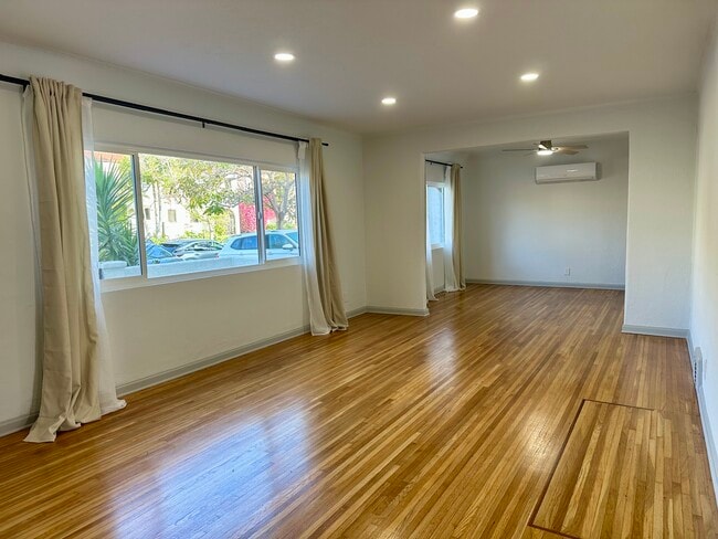 Espacio de estar y comedor - 1050 S Hayworth Ave