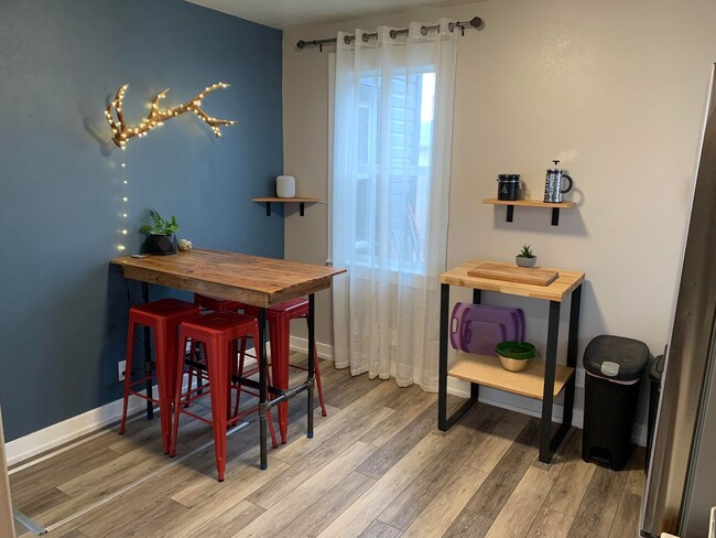 Building Photo - One Bedroom Apartment Home! Pet Friendly