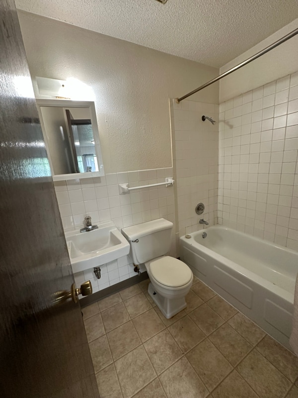 Building Photo - 320 Oak Ave N