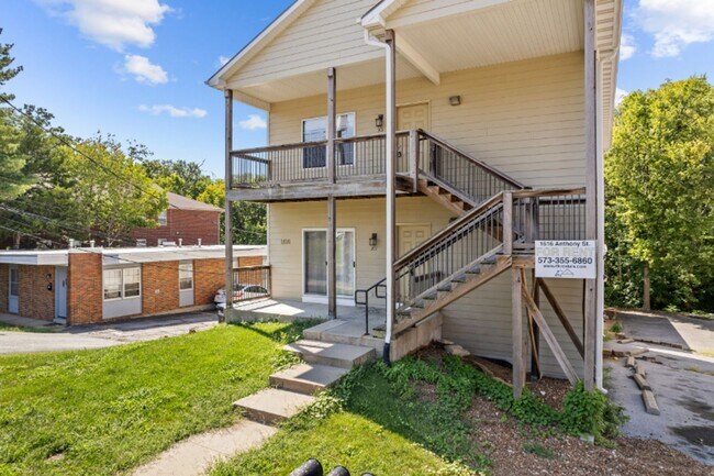 Building Photo - 3BR/2BA ON EAST CAMPUS!