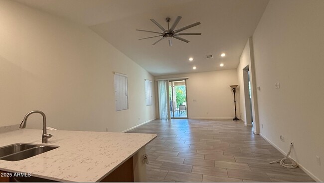 Foto del edificio - 5352 W Desert Hollow Dr
