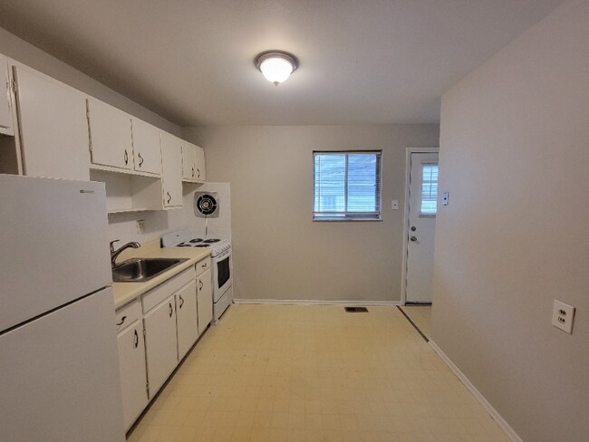 Building Photo - 3222 Airway Ave