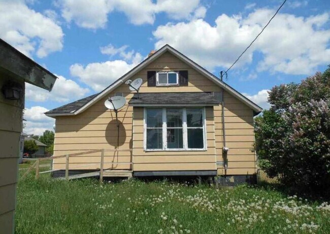 Building Photo - 326 Cherry Street