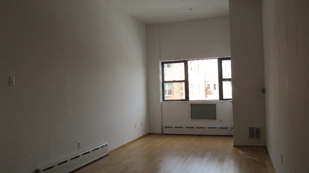 Primary Photo - 675 Manhattan Ave
