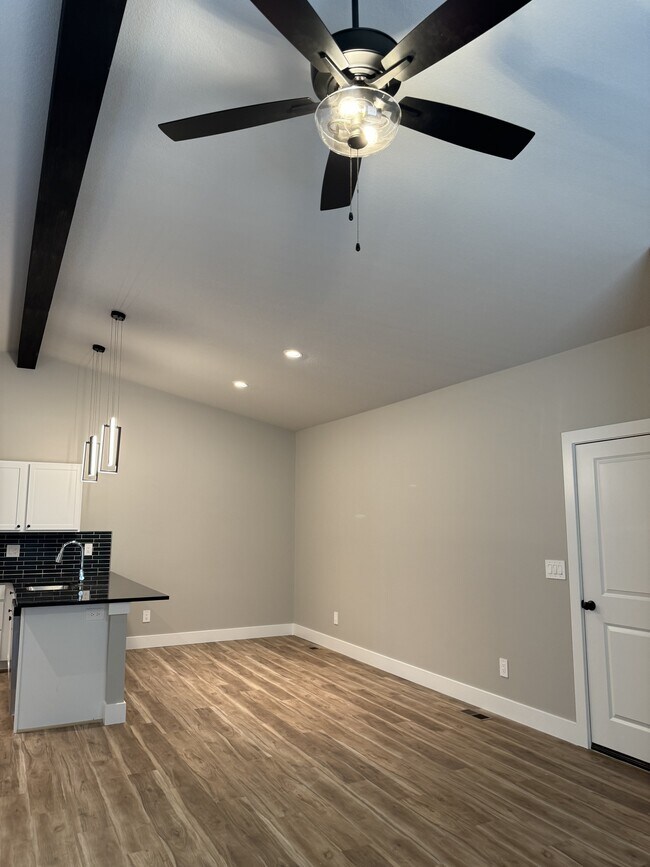 Building Photo - 698 Long Path Ct