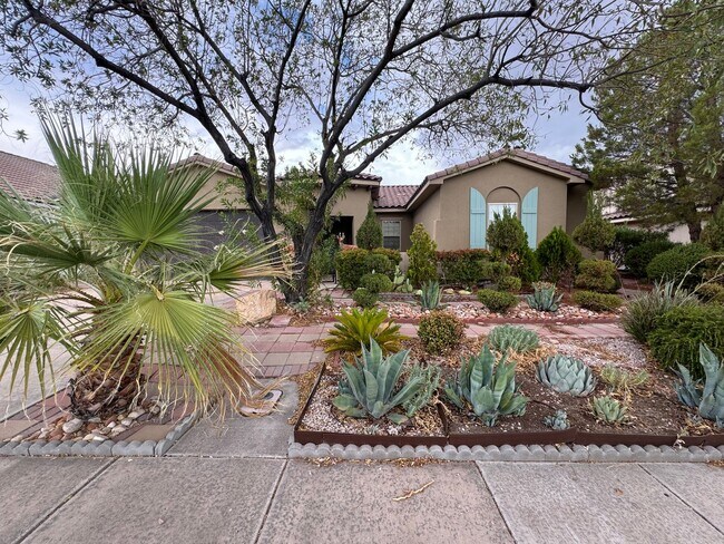 Foto del edificio - Beautiful Home with Unique Garden & New Flooring! Price Reduced!!