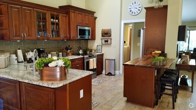 Building Photo - 392 Lakeview Ter