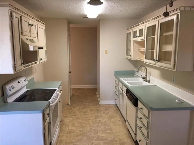 Building Photo - 2422 High Hollow Dr