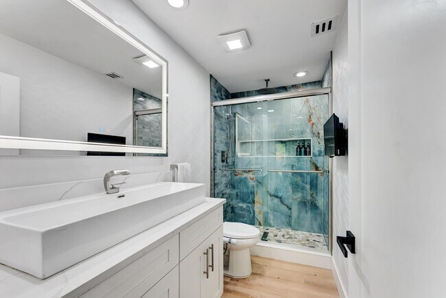 Building Photo - 707 W Boulevard Chatelaine