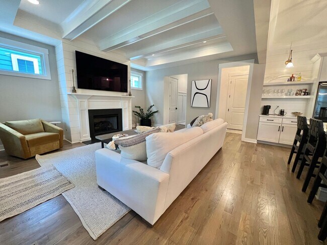 Foto del edificio - FURNISHED 3 Bed, 2.5 Bath Home 2 Mile from...