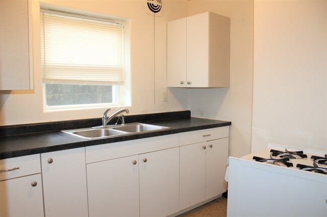 Building Photo - 509 N Riverview Dr