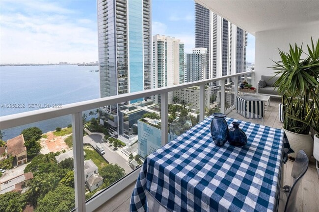 Foto del edificio - 600 NE 27th St