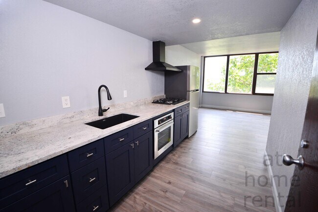 Foto del edificio - 410 W 7th St