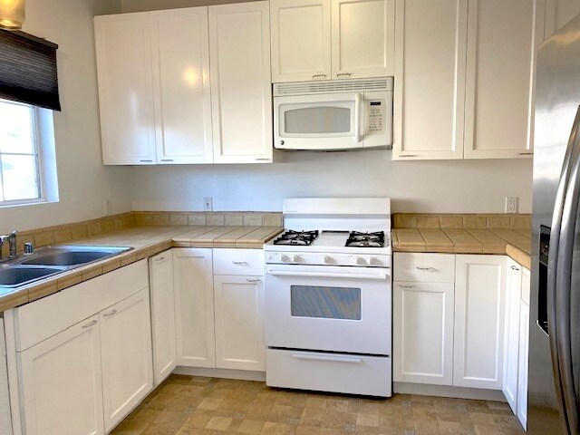 Building Photo - 5248 Satsuma Ave
