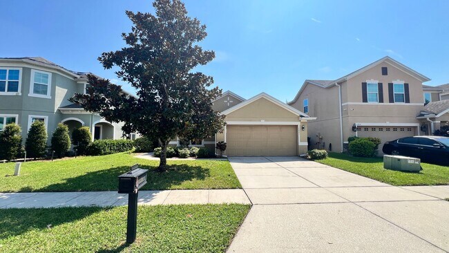 Foto del edificio - Spacious 5-Bedroom Home with Solar Panels ...