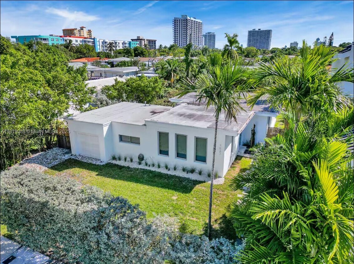 Foto principal - 7537 W Treasure Dr