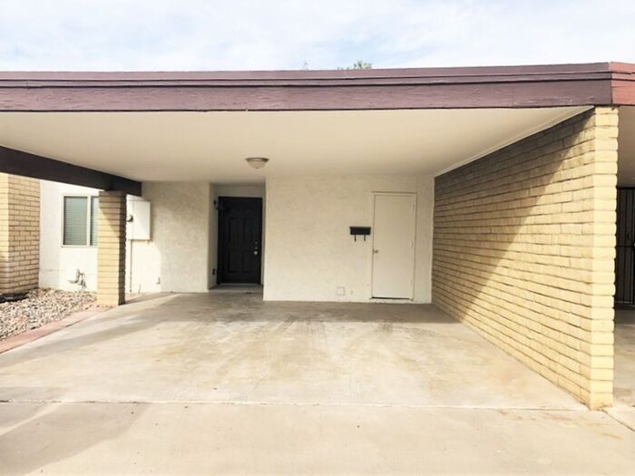 Foto principal - Remodeled 2 bedroom / 2 Full Bath