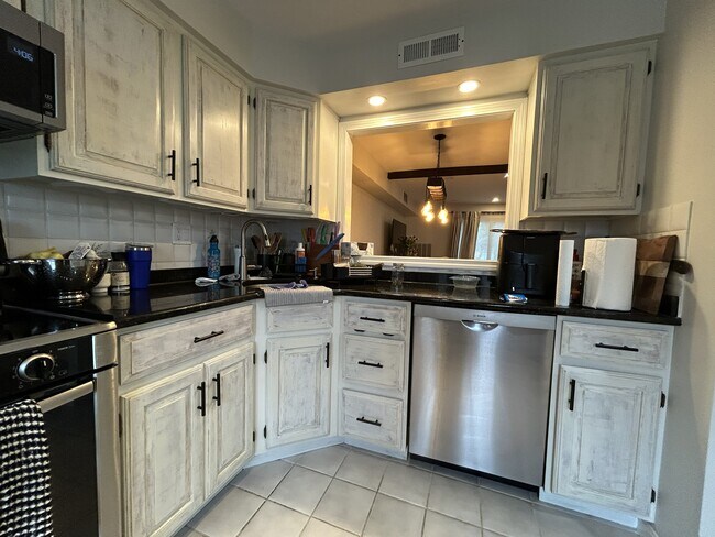 Foto del edificio - 6 Beals Cove Rd