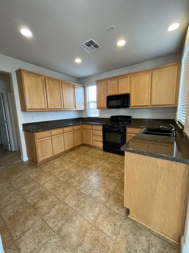 Building Photo - 3 Bedroom Home located in gated community