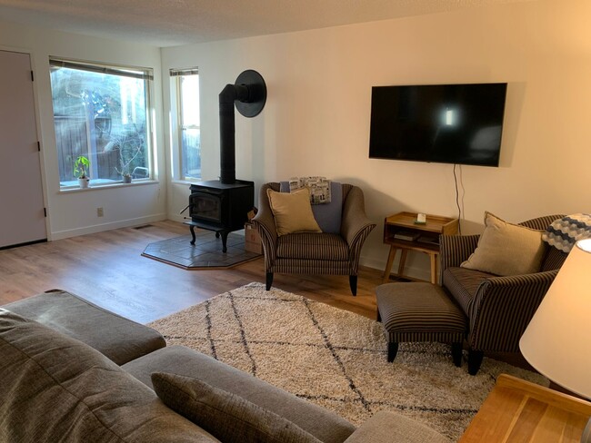 Building Photo - 2-Bedroom 2-Bathroom duplex in Harlow neig...