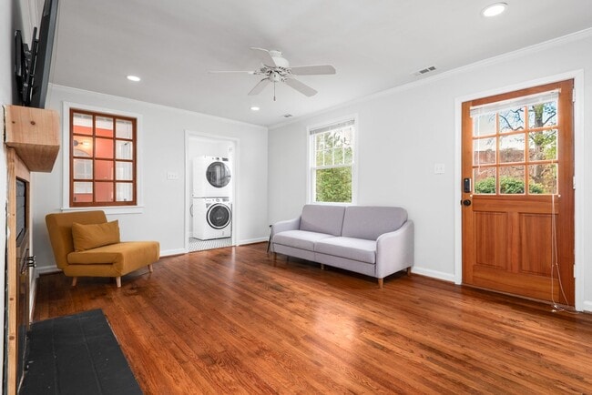Building Photo - Charming Cottage in Northgate Park - A Gem...