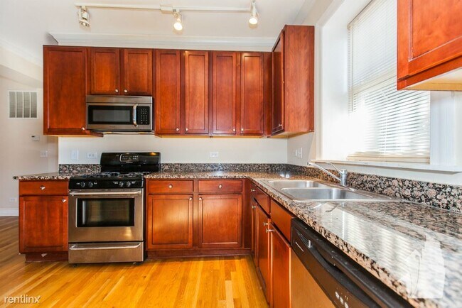 Building Photo - 2 br, 1 bath Condo - 4335 N Troy St