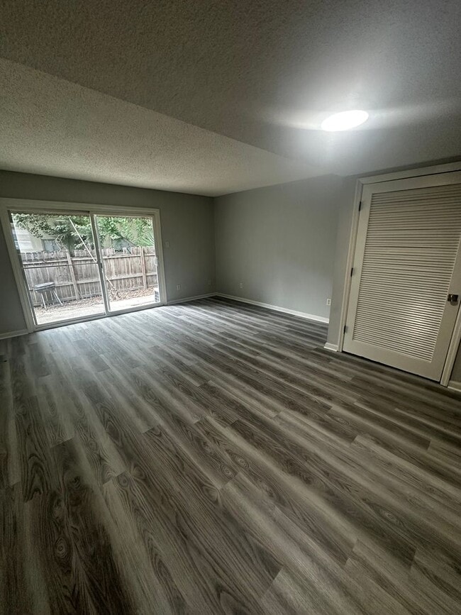 Building Photo - Center Town Condominimums 2bd/1.5ba