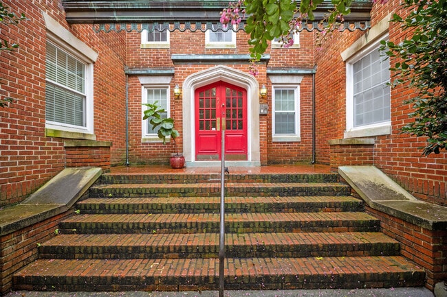 Building Photo - 821 Brandon Ave