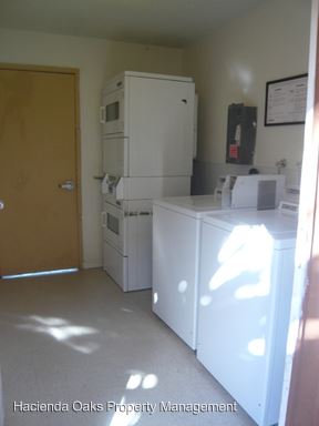 Building Photo - 500 S Oakley Ave