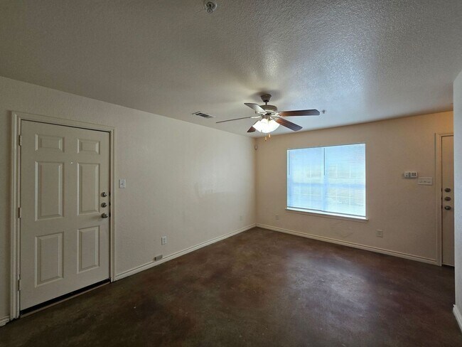Foto del edificio - RENT REDUCTION - AVAILABLE NOW!
