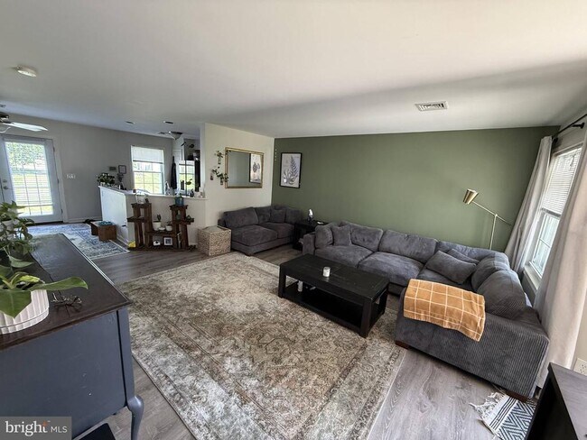 Foto del edificio - 102 Partridge Cir