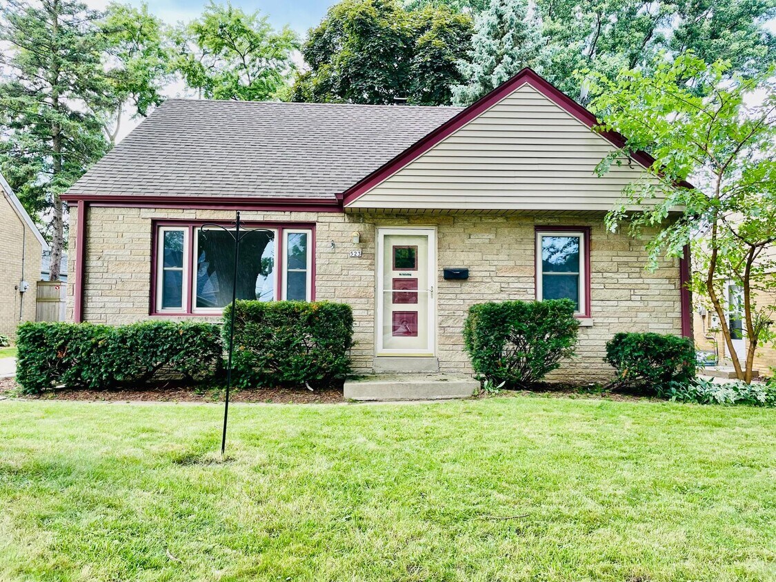 523 N 107th St, Wauwatosa, WI 53226 House Rental in Wauwatosa, WI