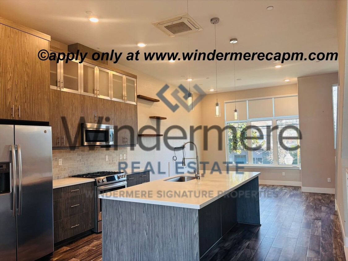 Gorgeous Rare MIDTOWN tri-level Modern home w/ Rooftop Patio! - Gorgeous Rare MIDTOWN tri-level Modern home w/ Rooftop Patio!