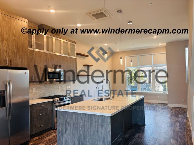 Building Photo - Gorgeous Rare MIDTOWN tri-level Modern home w/ Rooftop Patio!