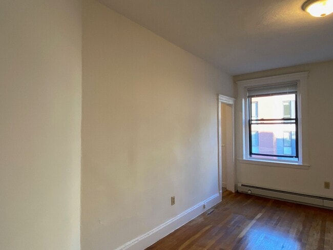 Building Photo - Large sunny studio in a prime location in ...