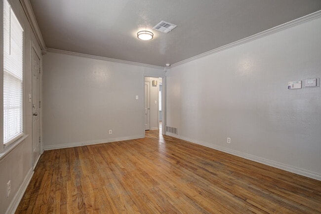 Building Photo - 910 Garver St