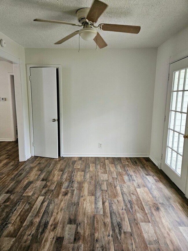 Foto del edificio - 3 BEDROOM AVAILABLE NOW!