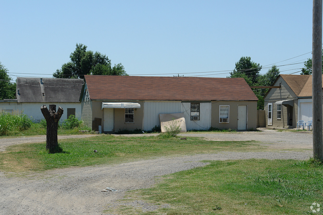 Building Photo - 2701 S Cherokee Dr