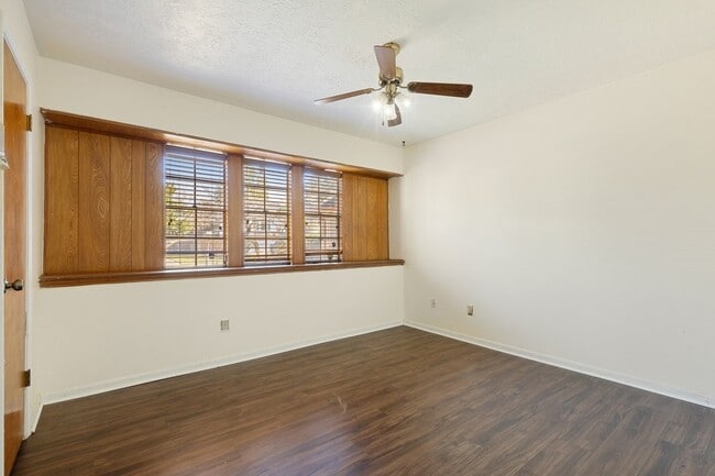 Foto del edificio - 1006 Bolton Dr